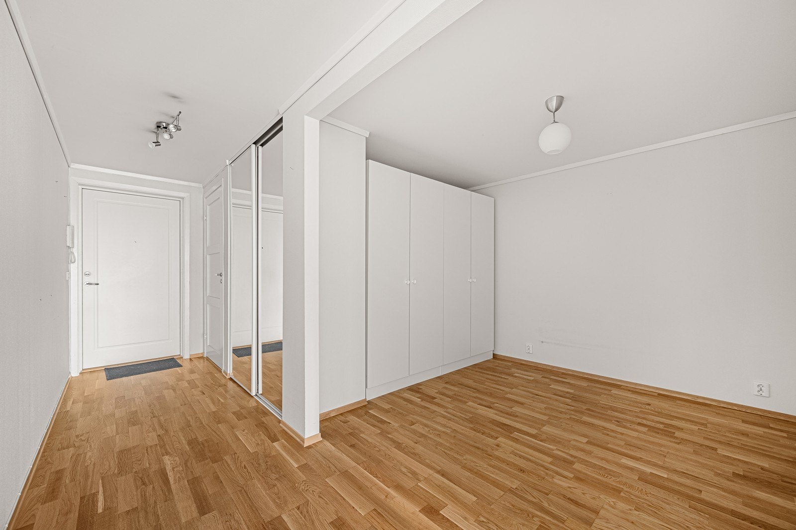 Sovealkove med flere klesskap. Galleribilde