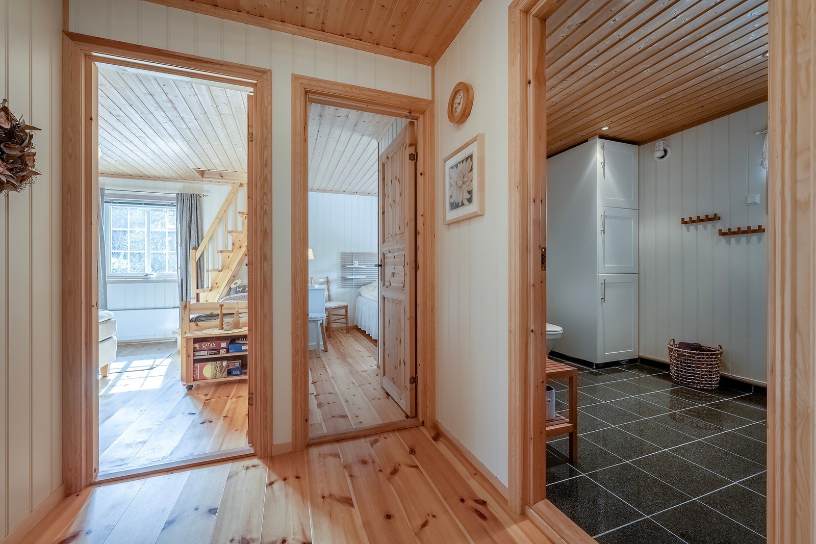 Fra stuen/kjøkkenet er det enda en gang, med videre tilgang til 3 soverom, bad/vaskerom og oppgang til hems. Galleribilde