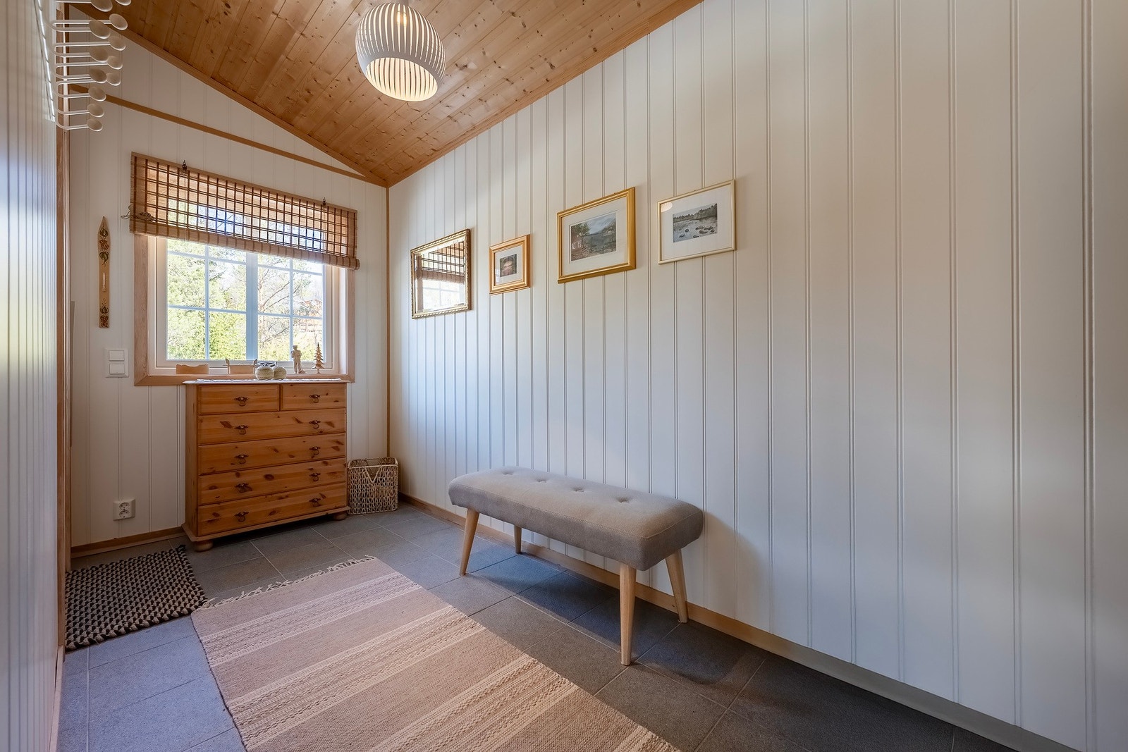 Videre fra stuen/kjøkkenet er det en egen gang med utgang til terrasse og tilgang til bod. Galleribilde