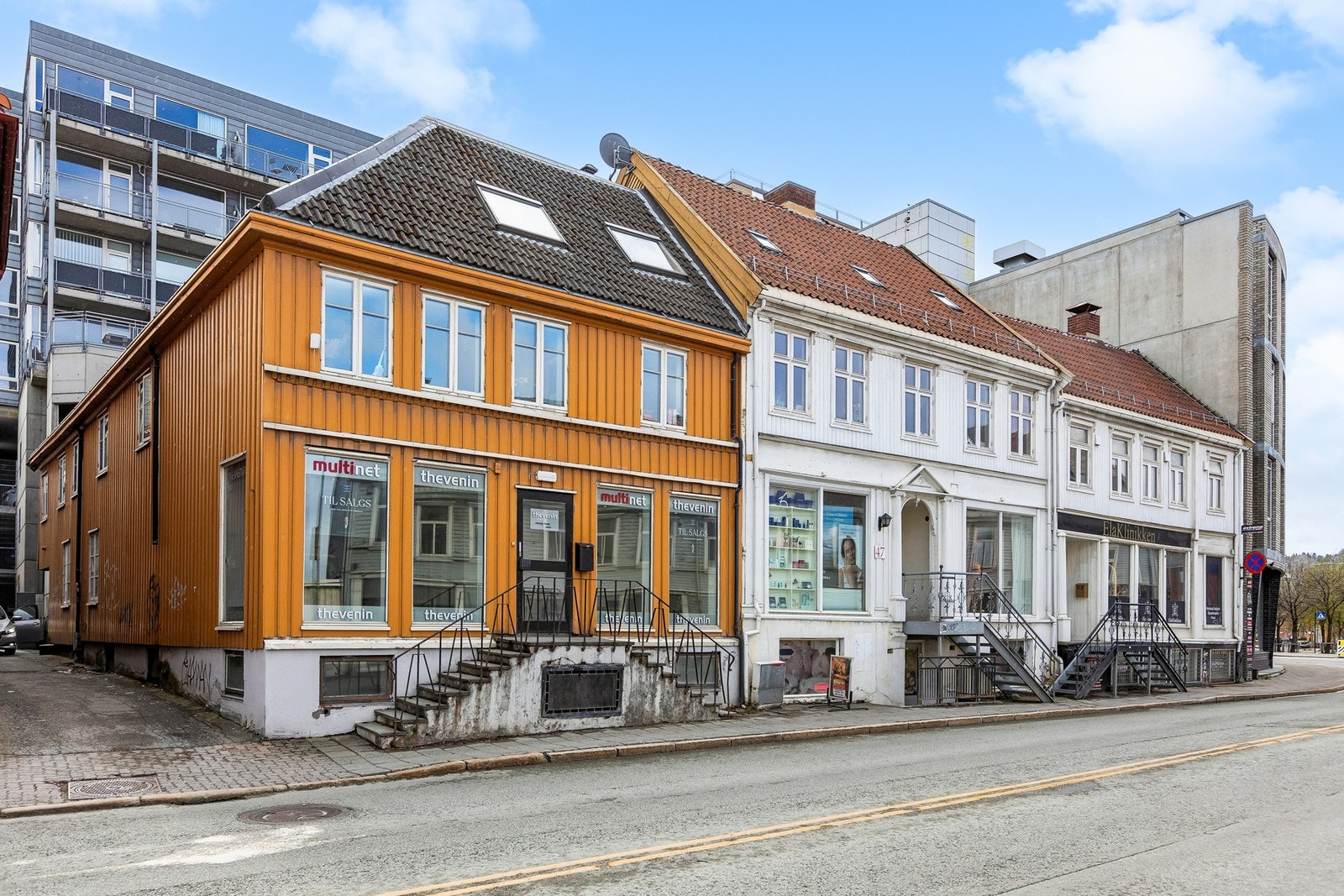 Boligen ligger tilbaketrukket til i byggets 1. etasje, og kombinerer det urbane bylivet med en skjermet og rolig atmosfære. Galleribilde