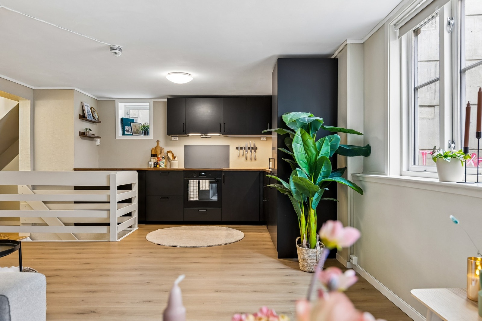 På hovedplanet finner du en lys og romslig stue med åpen kjøkkenløsning på ca. 25 m². Galleribilde