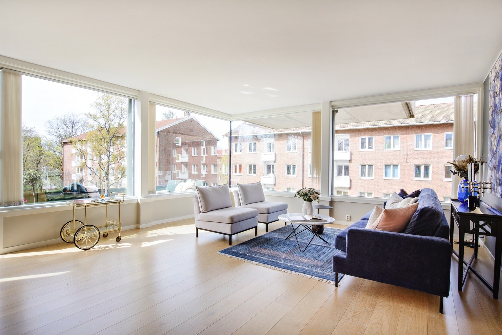 Stuen fremstår lys og romslig, med god møbleringsfrihet Galleribilde