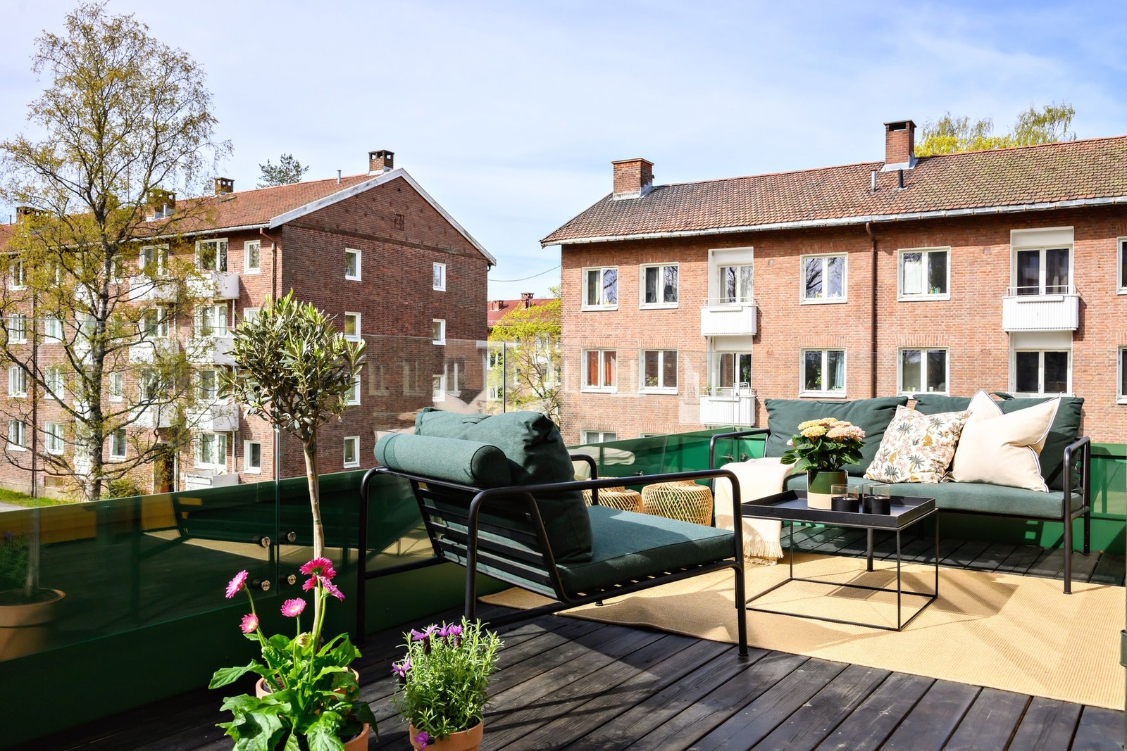 På balkongen har man sol på sommerstid fra morgen til kveld Galleribilde