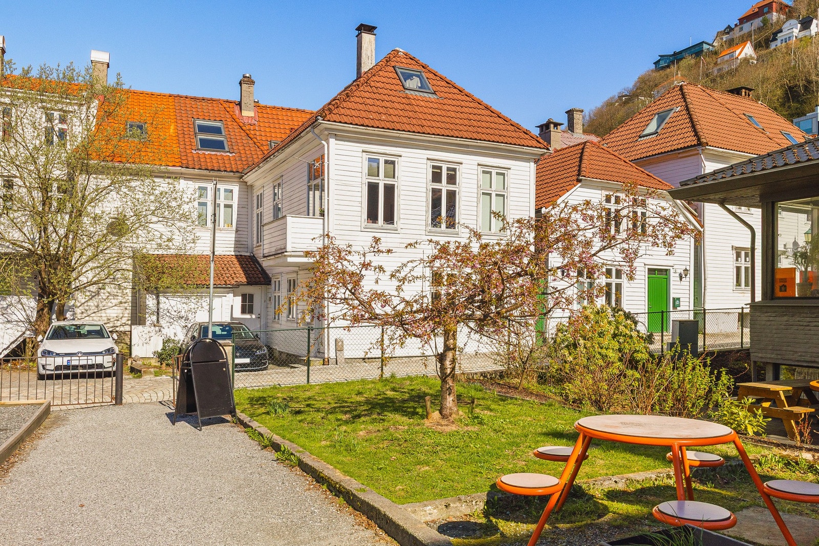 Trivelig nærområde med kafé rett over veien. Galleribilde