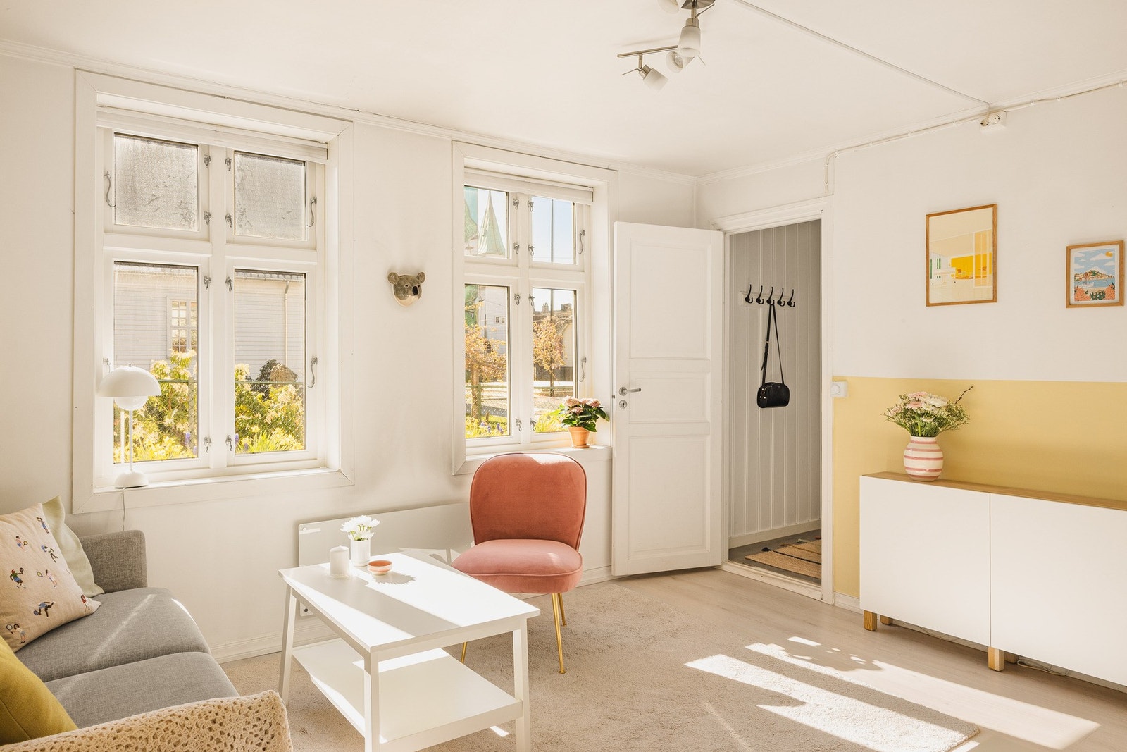 I stuen er det store vinduer som gir godt med naturlig lysinnslipp. Galleribilde