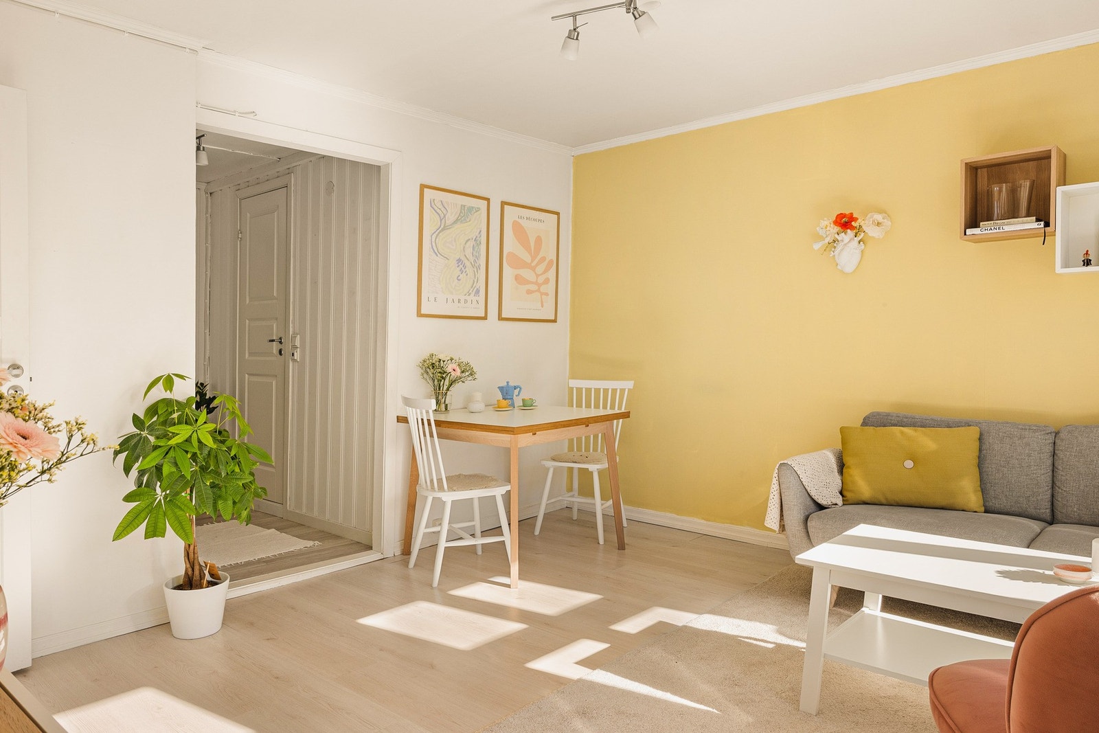 Stuen har en praktisk utforming som gjør den lett å møblere, her er det plass til sofa og spisebord. Galleribilde