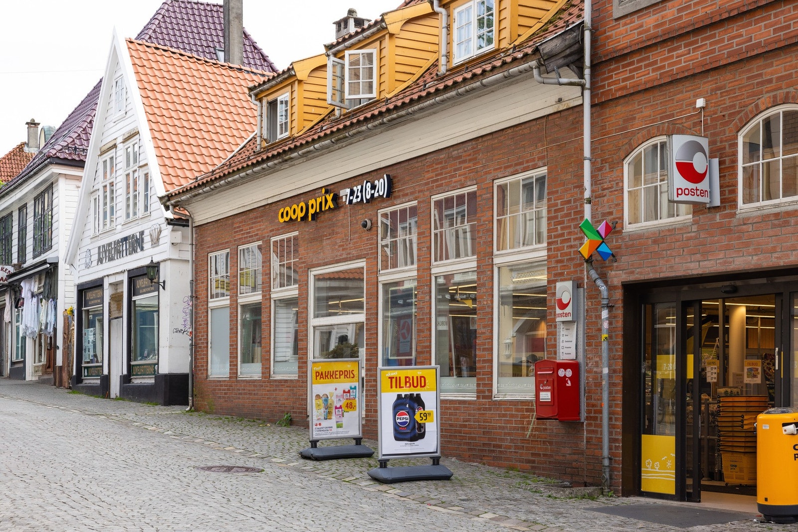 Det er flere dagligvarebutikker innenfor kort avstand. Galleribilde