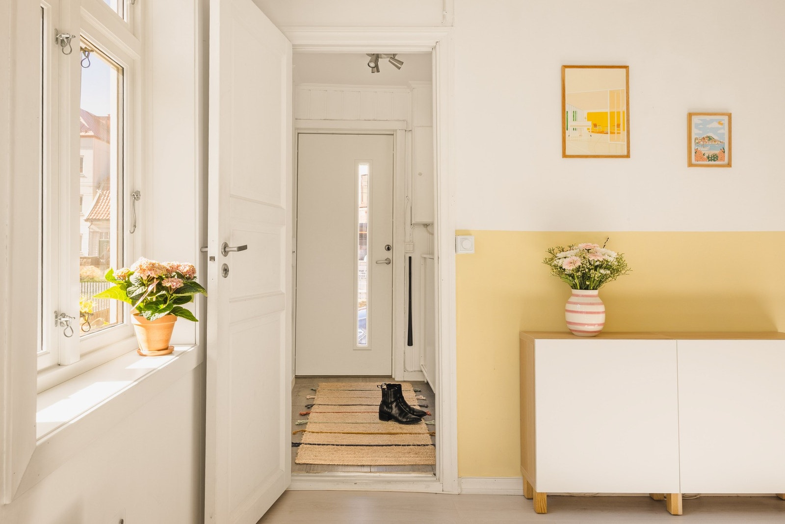 Lys og fin entré med god plass til å henge fra seg yttertøy. Galleribilde