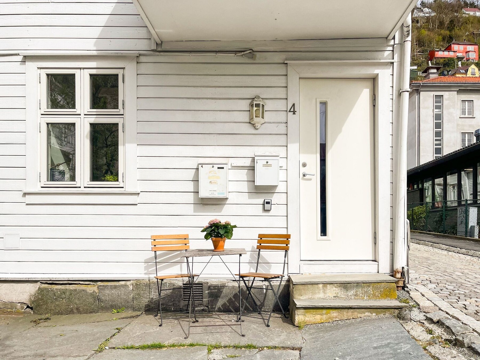 Leiligheten ligger i et koselig Bergenshus i en hyggelig og tilbaketrukket gate. Galleribilde