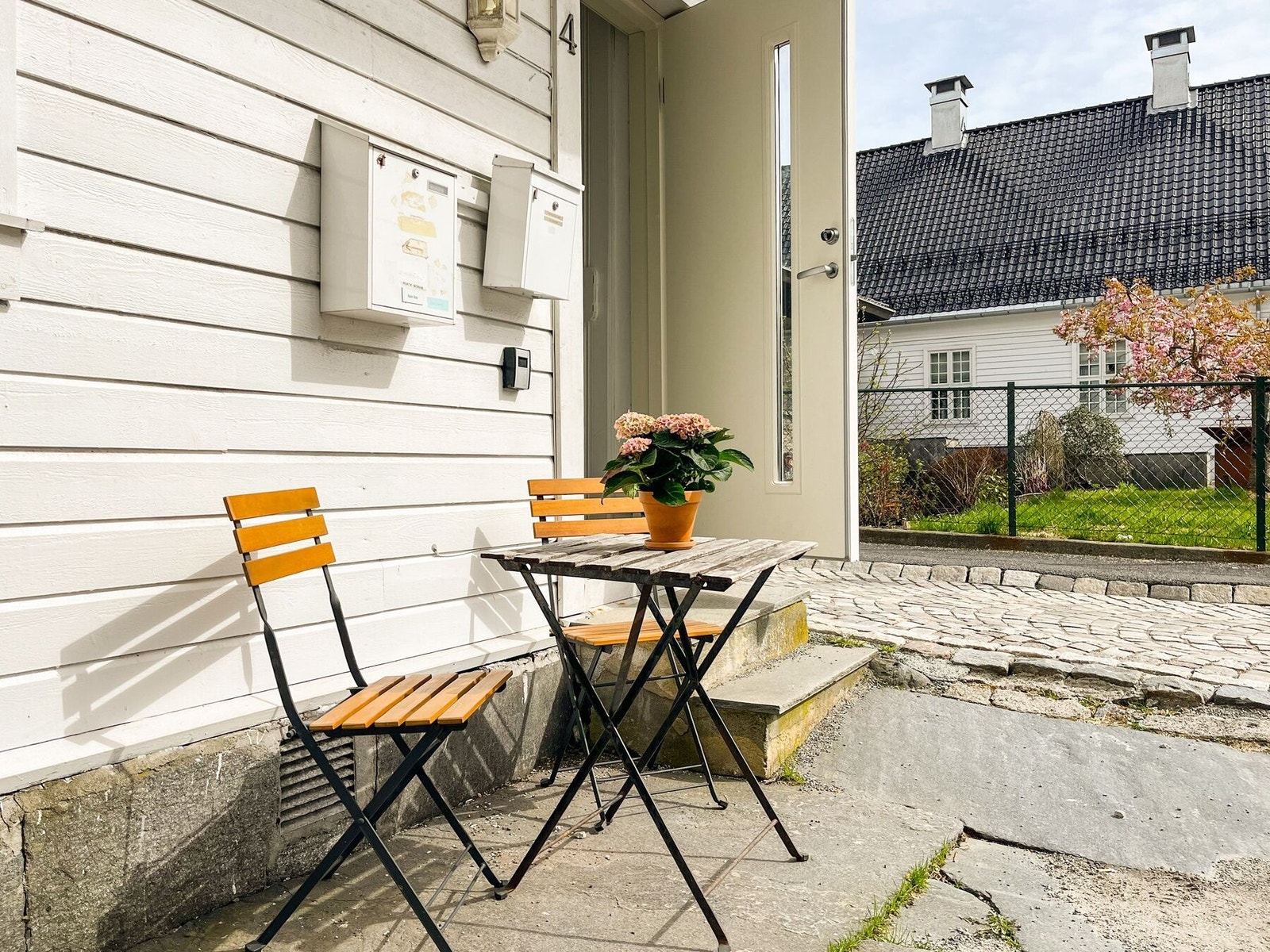 Hyggelig inngangsparti med plass til koselig kafebord og stoler. Leiligheten har egen inngang. Galleribilde