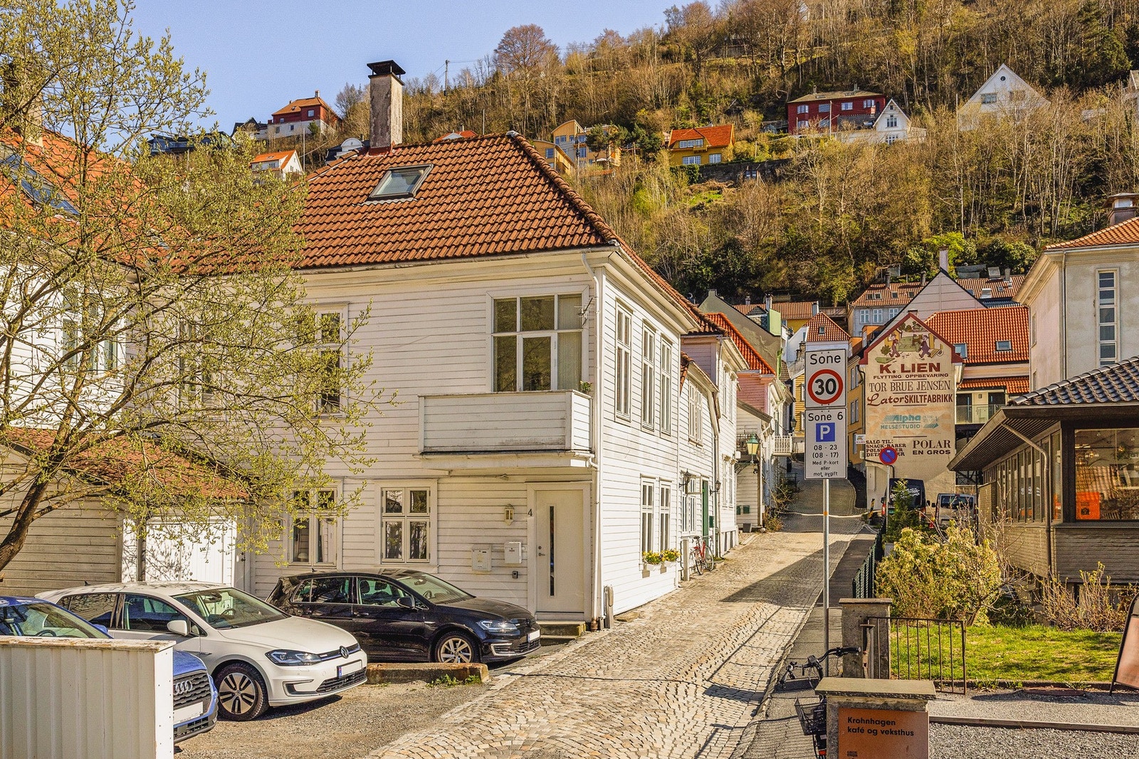 Beliggende i en hyggelig brosteinsbelagt gate. Galleribilde