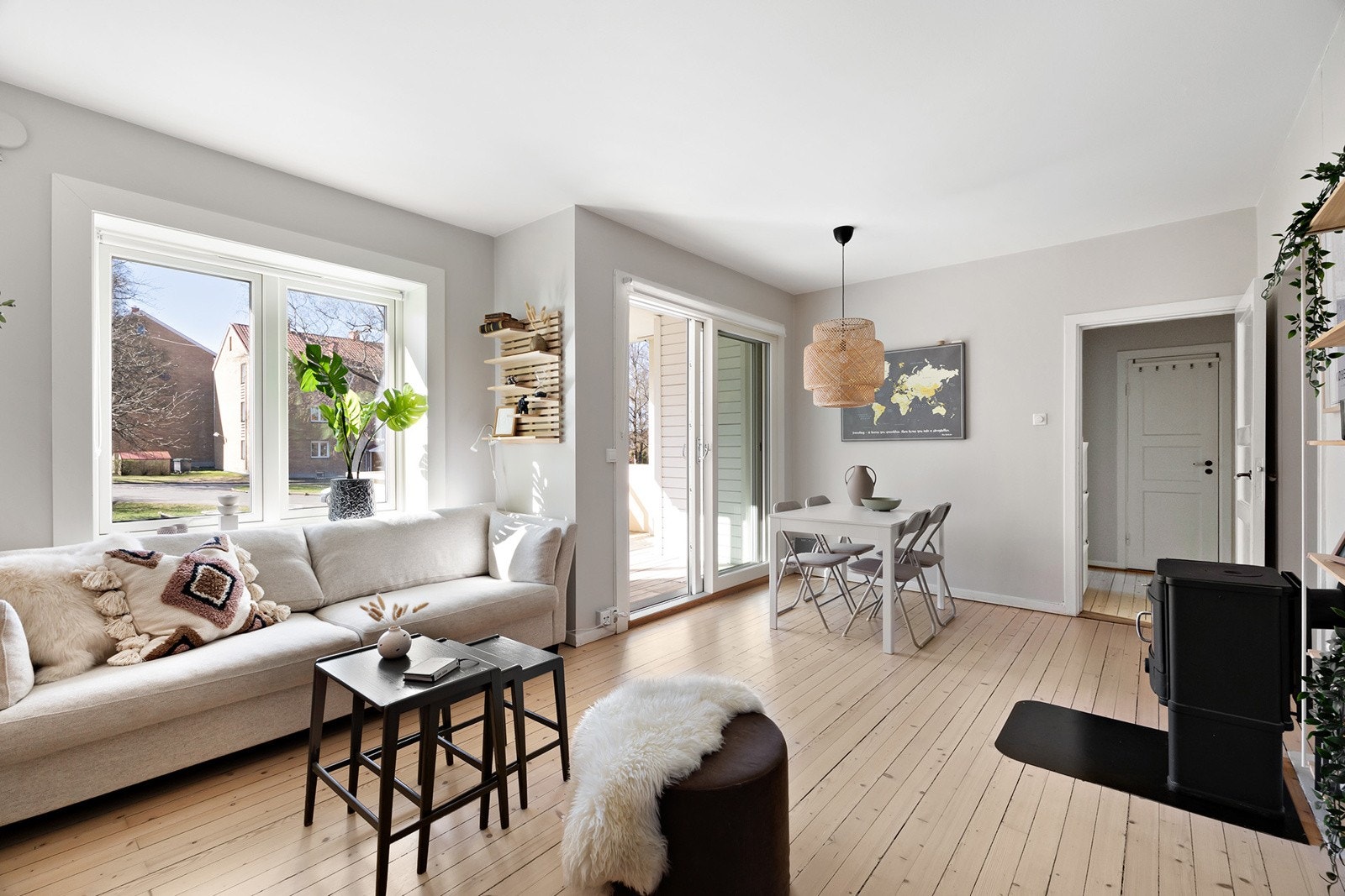 God plass til sofagruppe og spisebord Galleribilde
