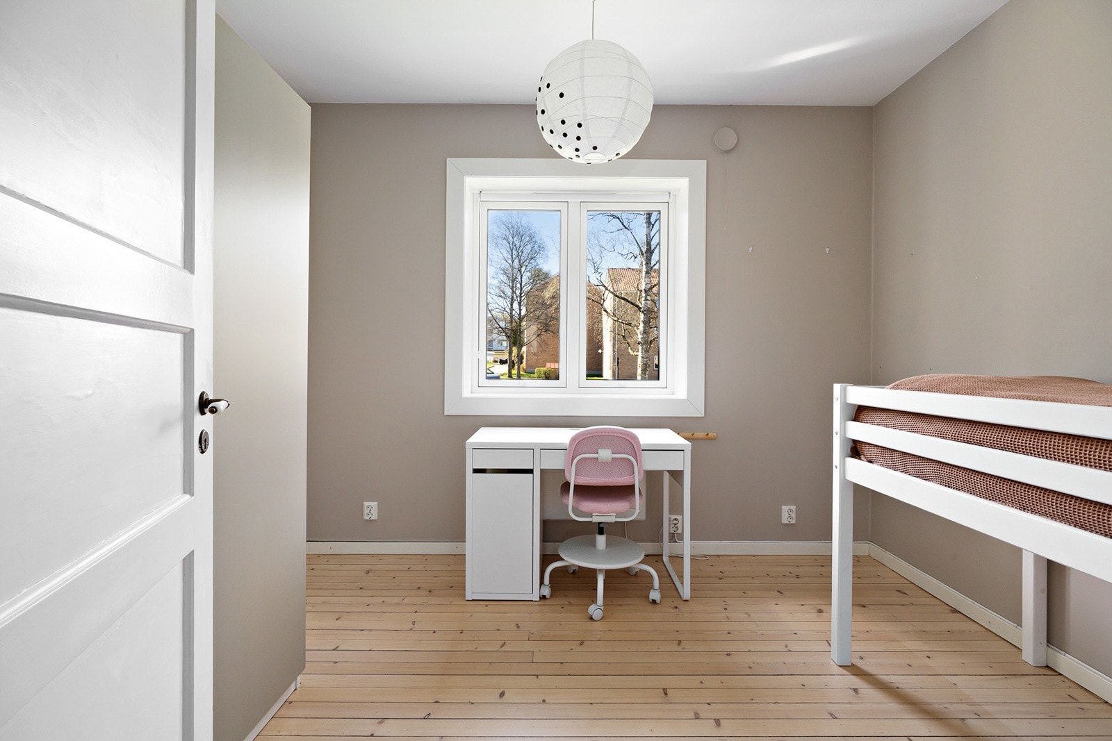Soverom 2 av god størrelse, rommet kan også benyttes som kontor. Galleribilde
