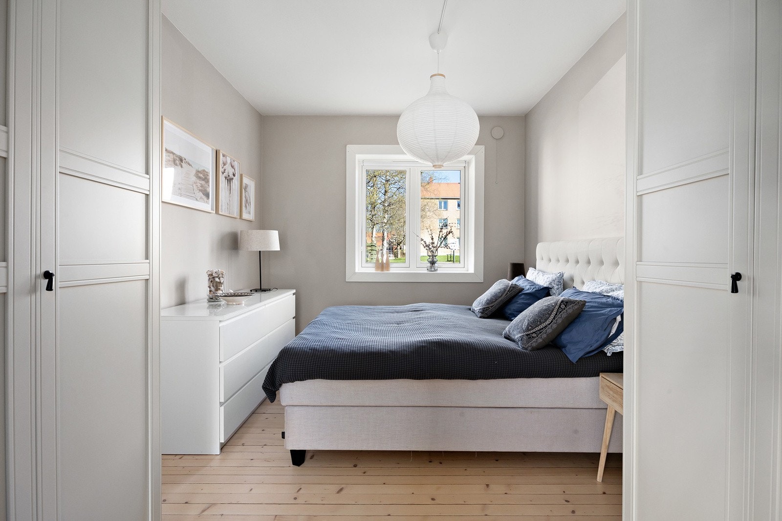 Stort lyst soverom med god plass til dobbeltseng mm. Godt med garderobeskap Galleribilde