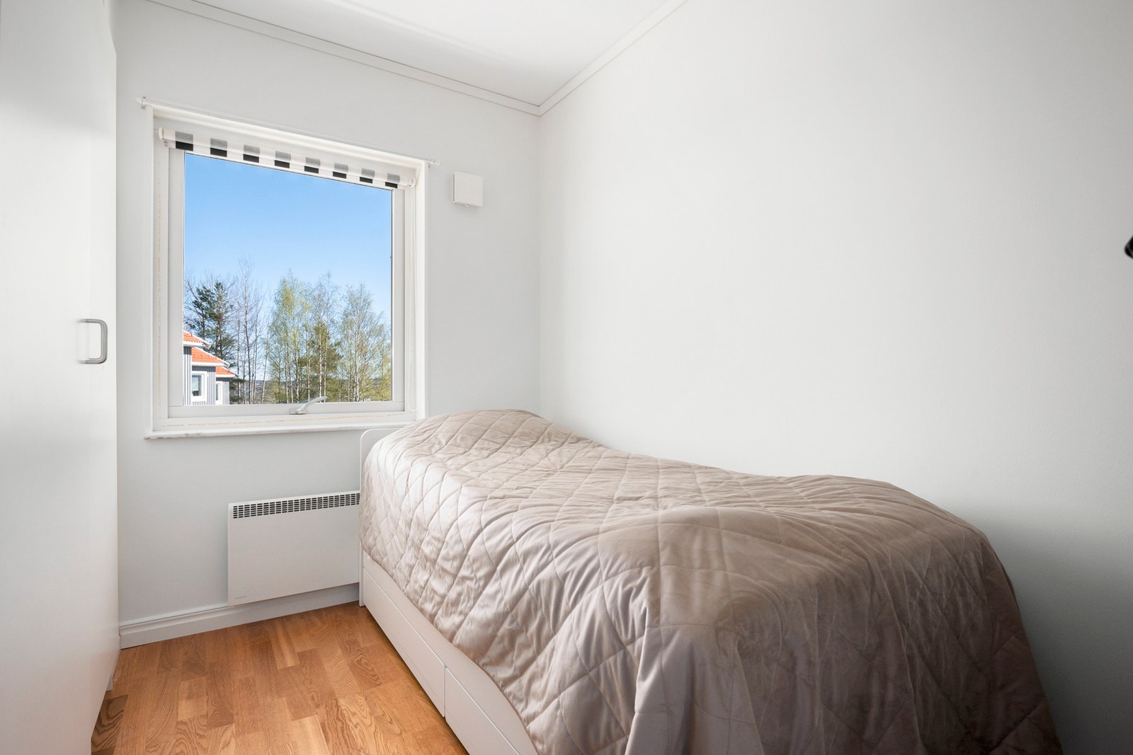Soverom 2 er også av god størrelse med plass til seng og møblement Galleribilde