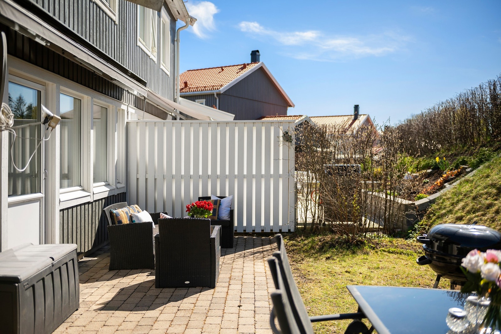 Uteplassen bak huset oppleves som usjenert og tilbaketrukket Galleribilde