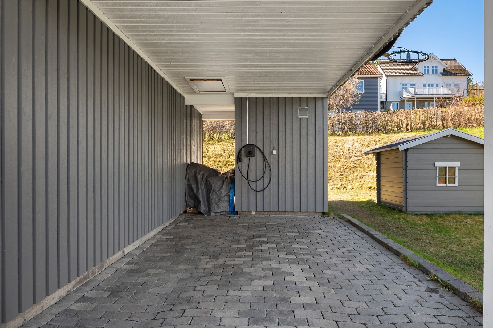 Carport i direkte tilknytning til boligen. Carporten er på ca. 17 kvm. med brodstein. Galleribilde
