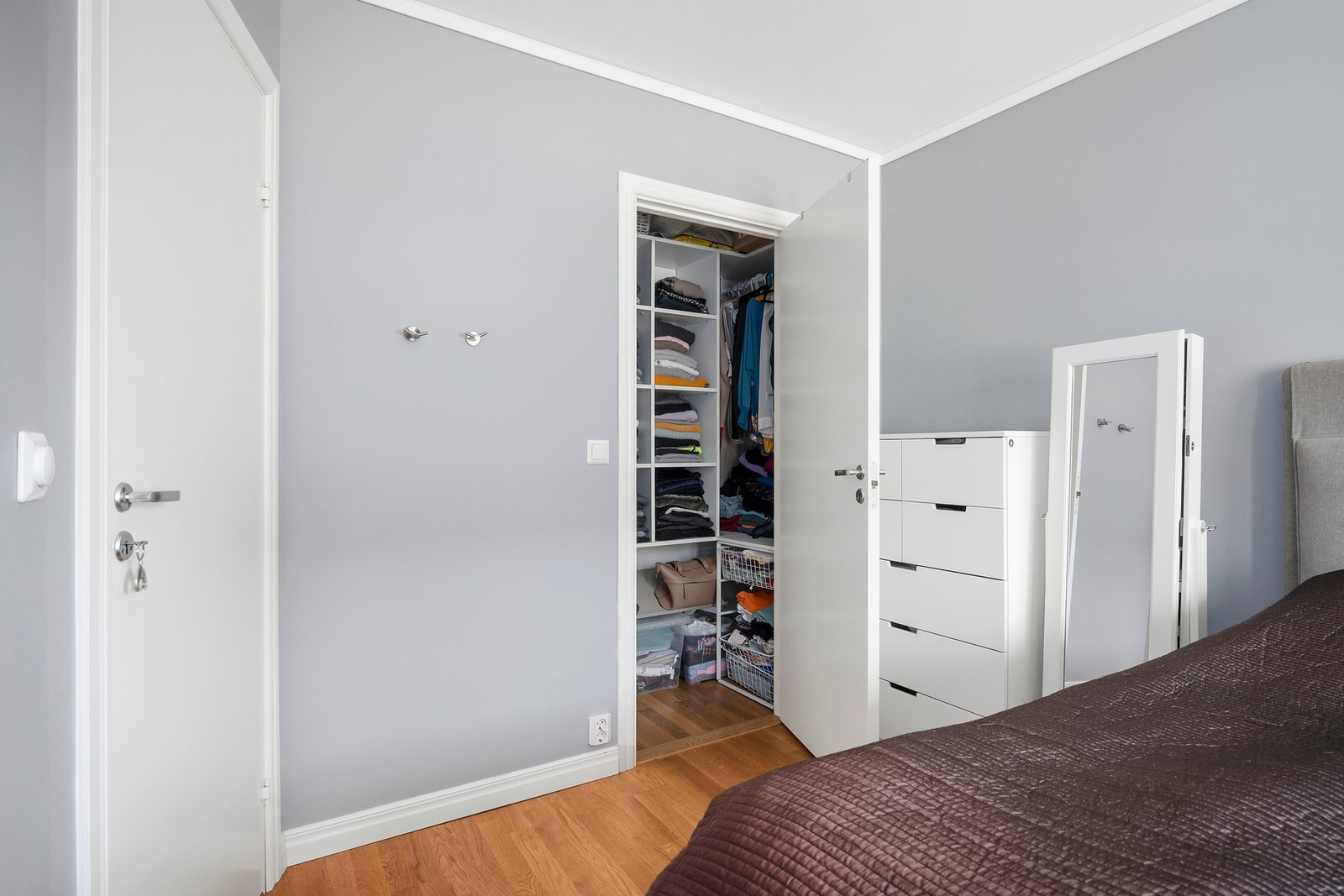 Soverom 1 er av god størrelse og med garderobe/walk in closet. Galleribilde