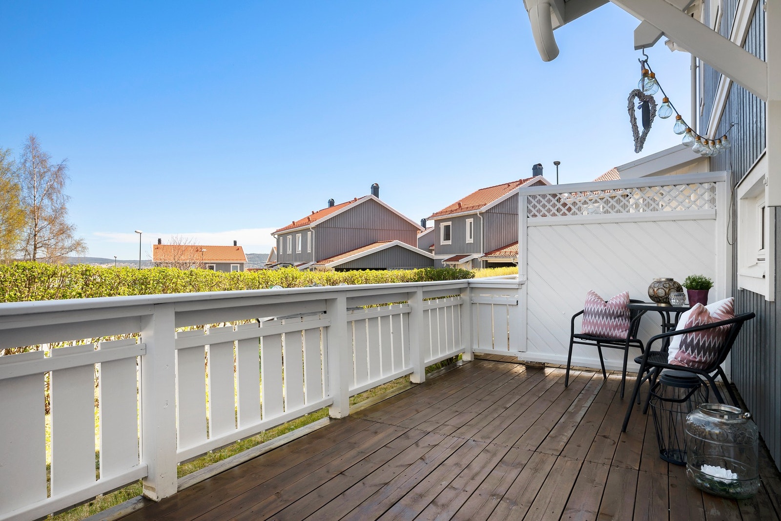 Det er også terrasse på forsiden av boligen ved inngangspartiet Galleribilde