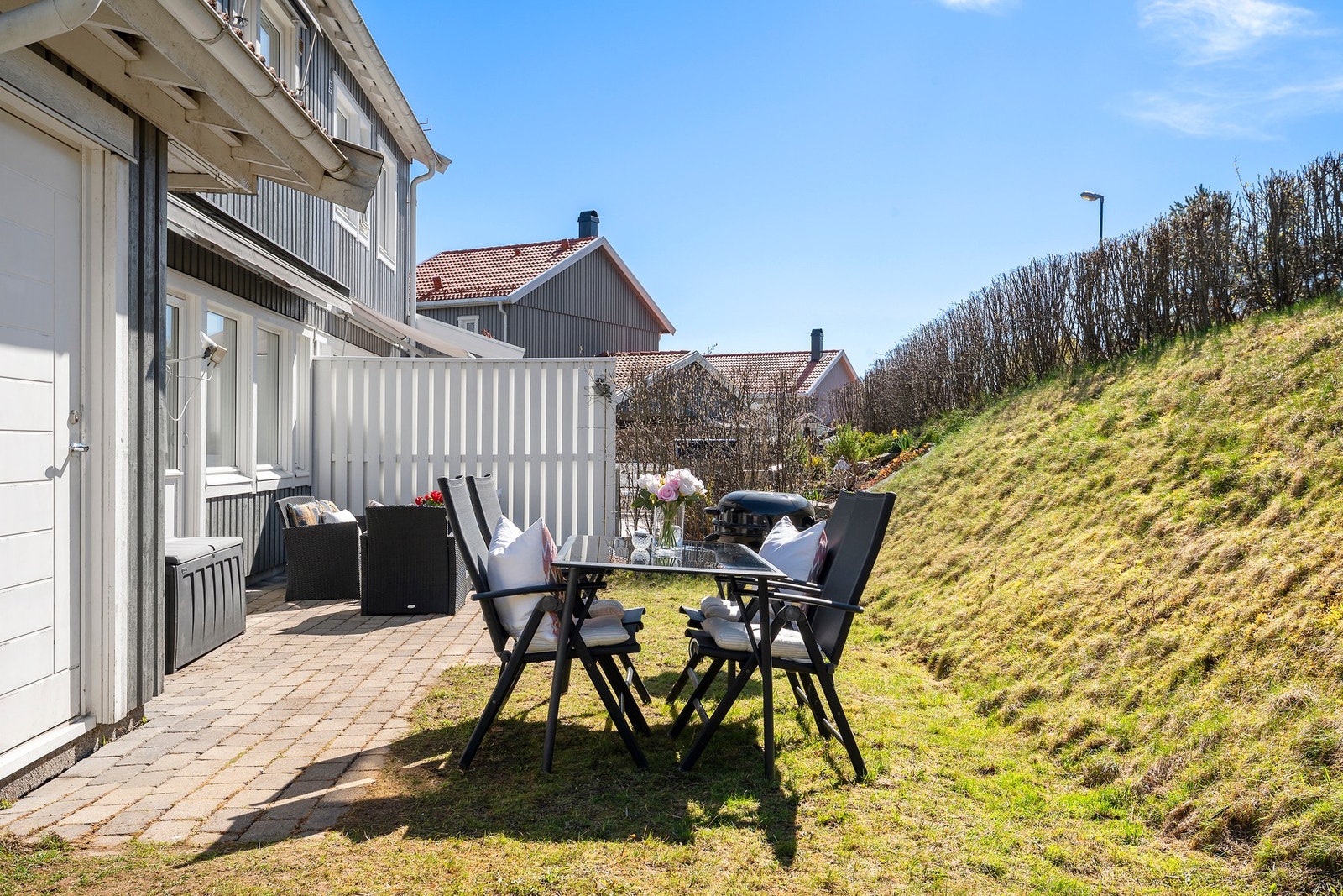 Her er det både terrasse og hage. Galleribilde