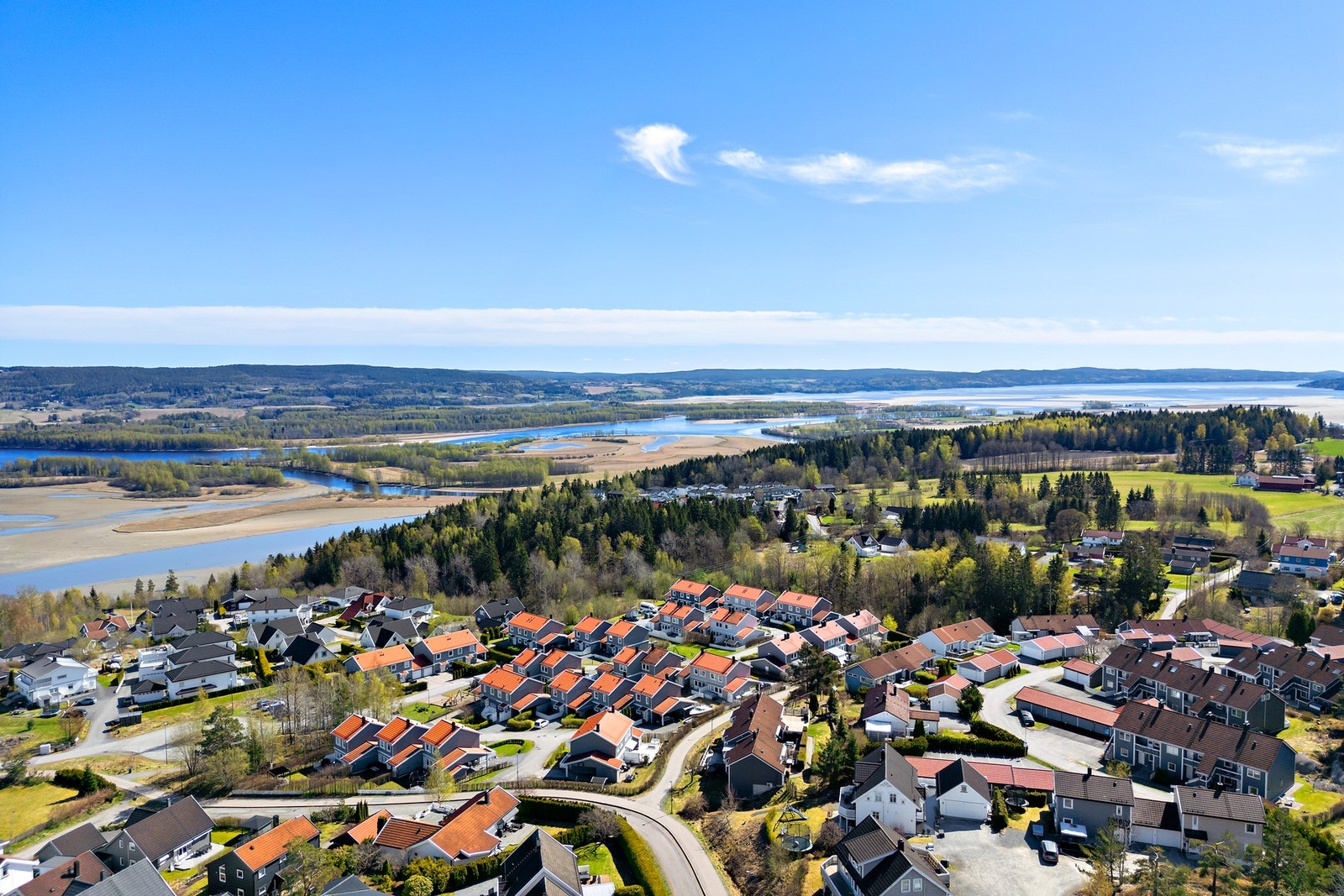 Her bor man godt med kort vei til det man trenger i det daglige og til skole, barnehage og marka Galleribilde