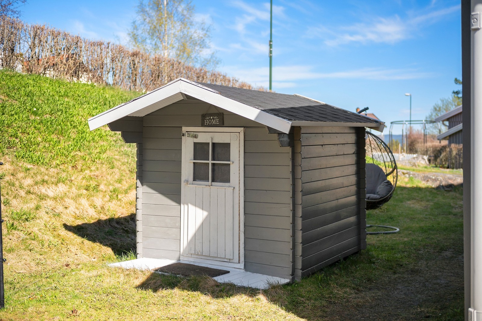 Lite uthus i hagen. Galleribilde