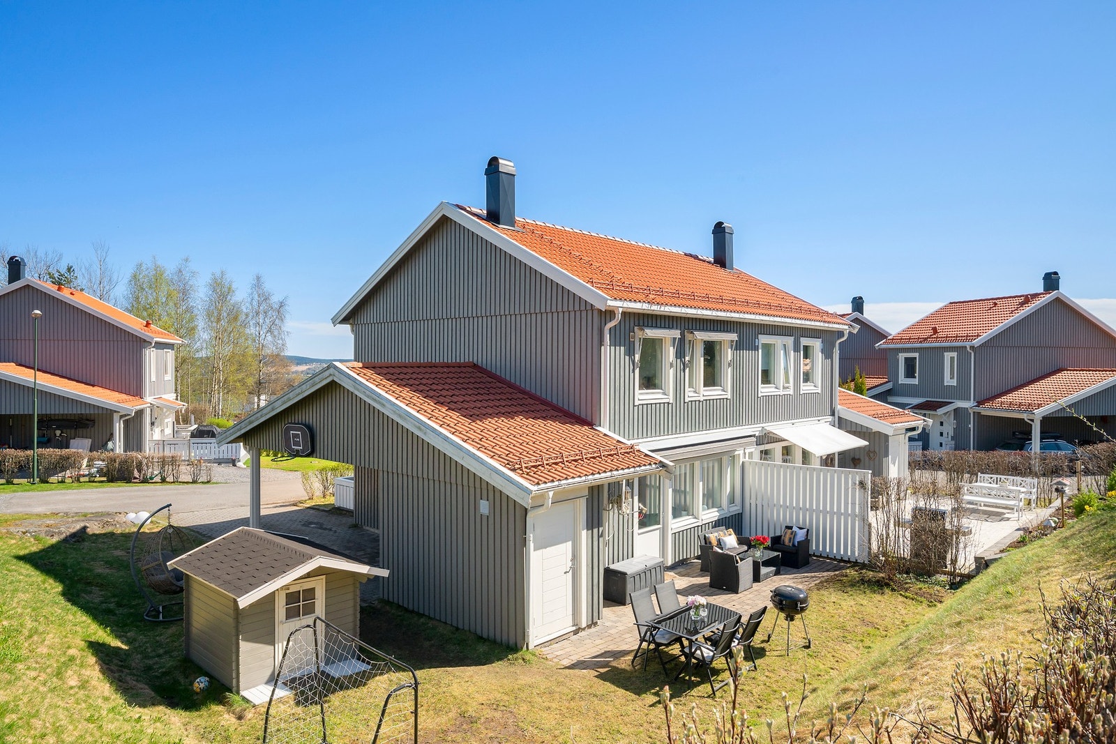 En innholdsrik vertikaldelt tomannsbolig med smart planløsning Galleribilde