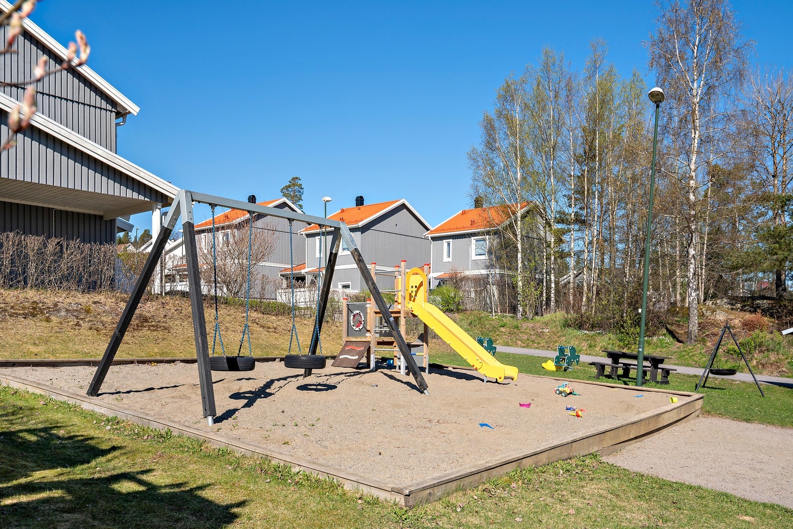 Sameiet er pent opparbeidet med grøntarealer og lekeplasser for barna. Galleribilde