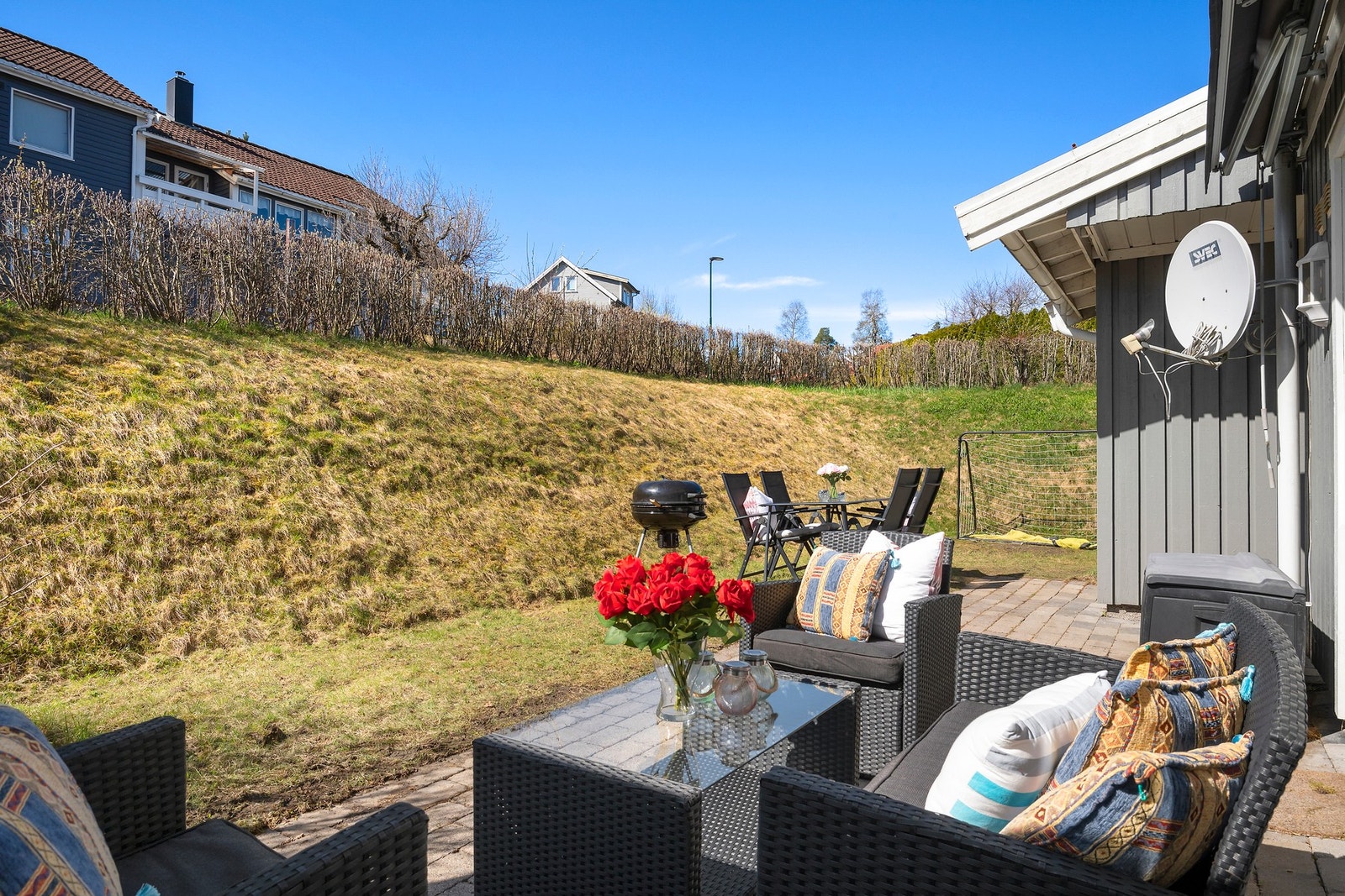 Boligen er en flott hage med mye sol. Galleribilde