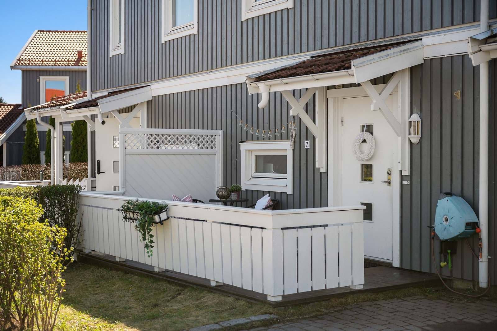 Terrassen ved inngangspartiet er på ca. 10,5 m2. Galleribilde