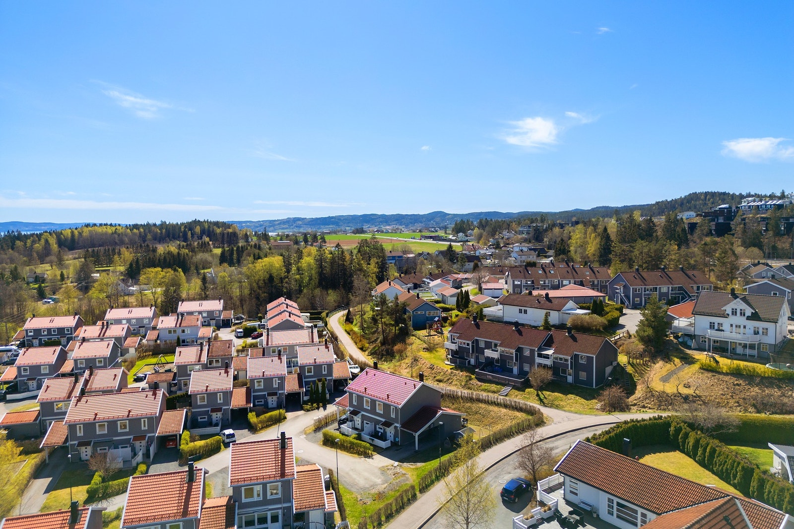Boligen ligger pent til i boligfeltet. Galleribilde