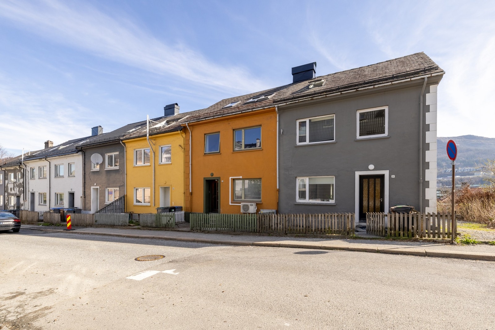 Løbergsveien 52 har en attraktiv beliggenhet i et veletablert og rolig boligområde i Bergen, med kort vei til både byliv, natur og viktige servicetilbud. Galleribilde