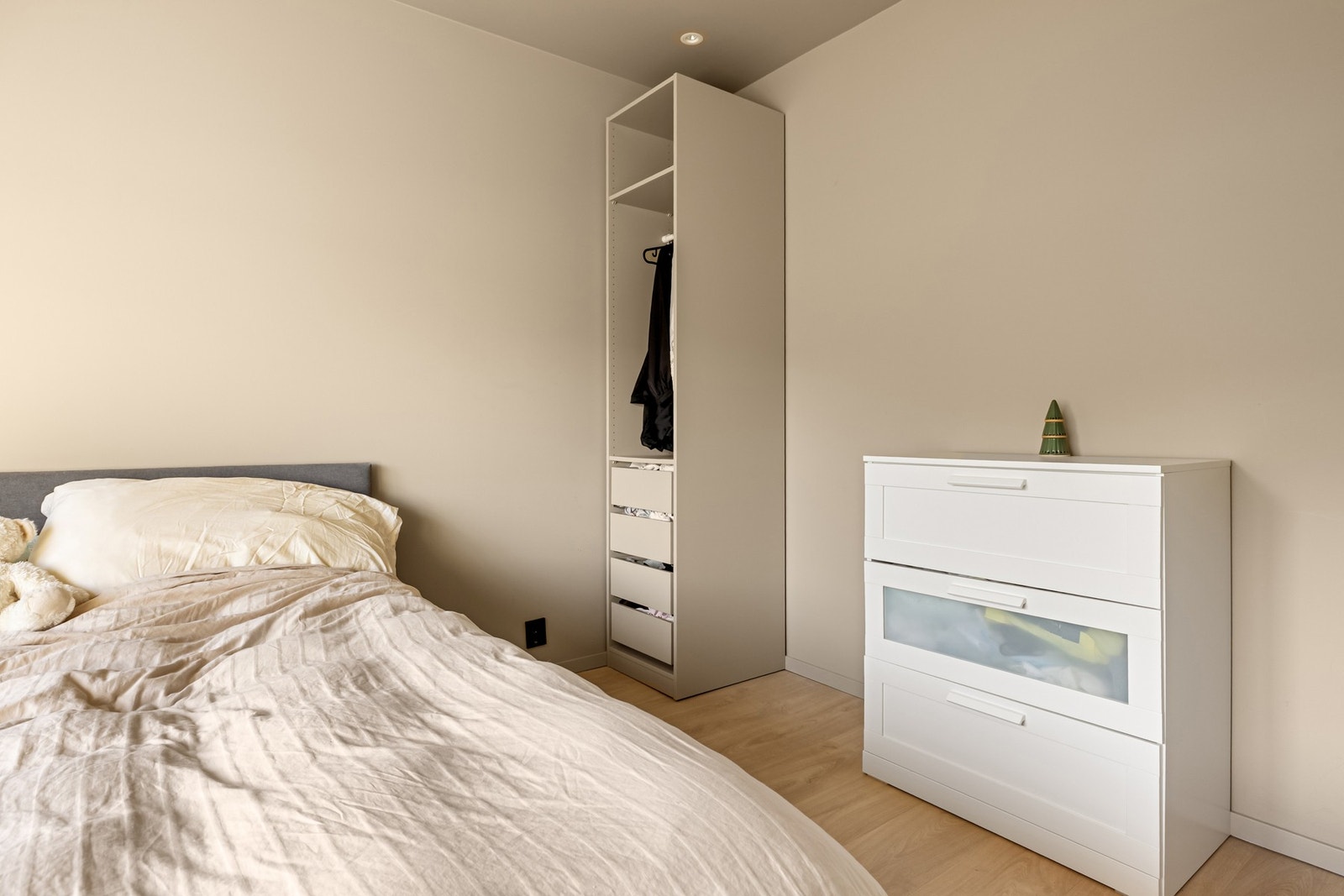 Hovedsoverommet har plass til dobbeltseng, nattbord og garderobe. Galleribilde