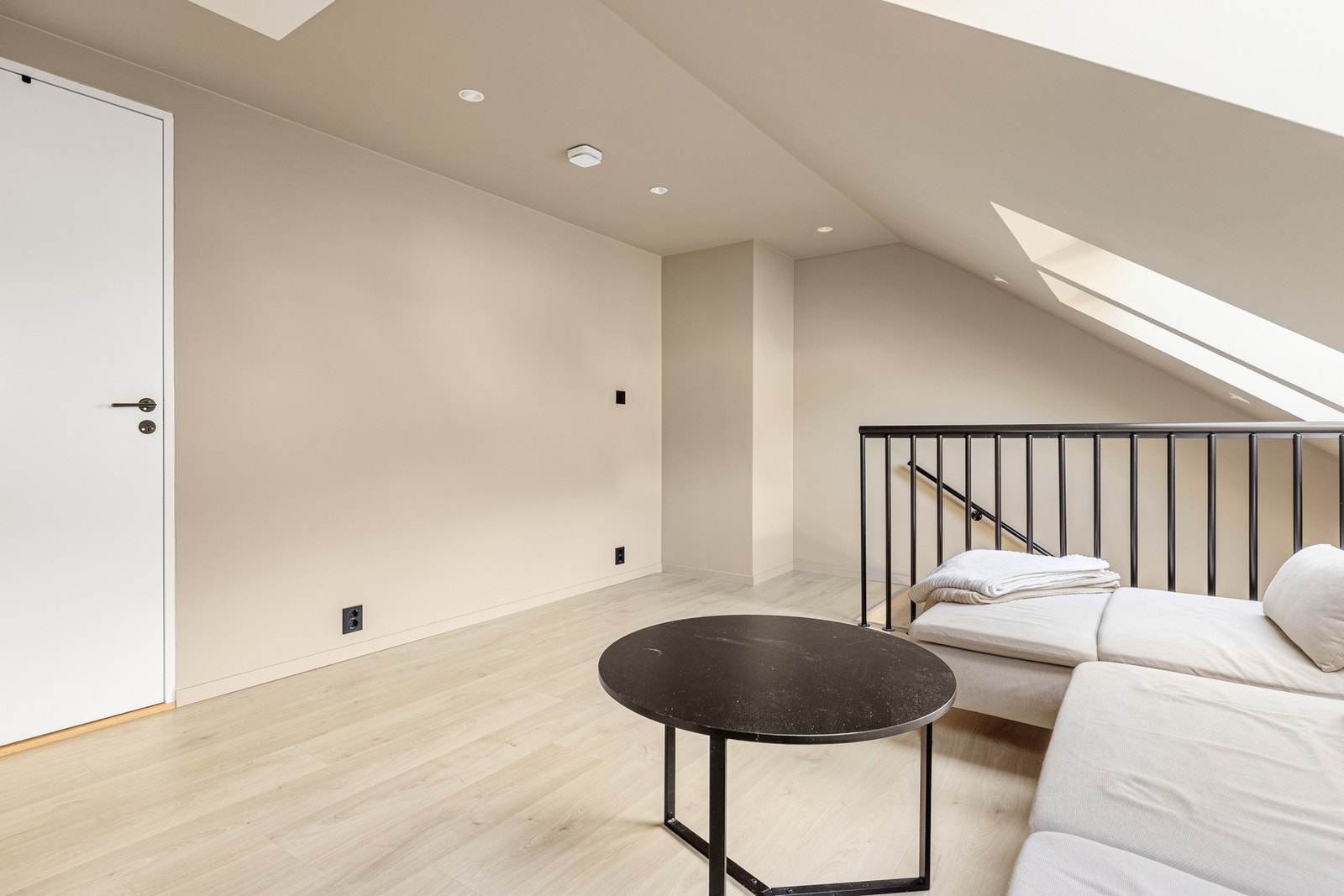 Her blir du møtt av en stue med plass til sofa og mediemøblement. Galleribilde