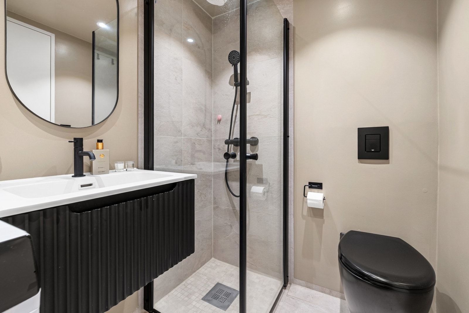 Badet på loftet har opplegg for vaskemaskin og tørketrommel. Galleribilde