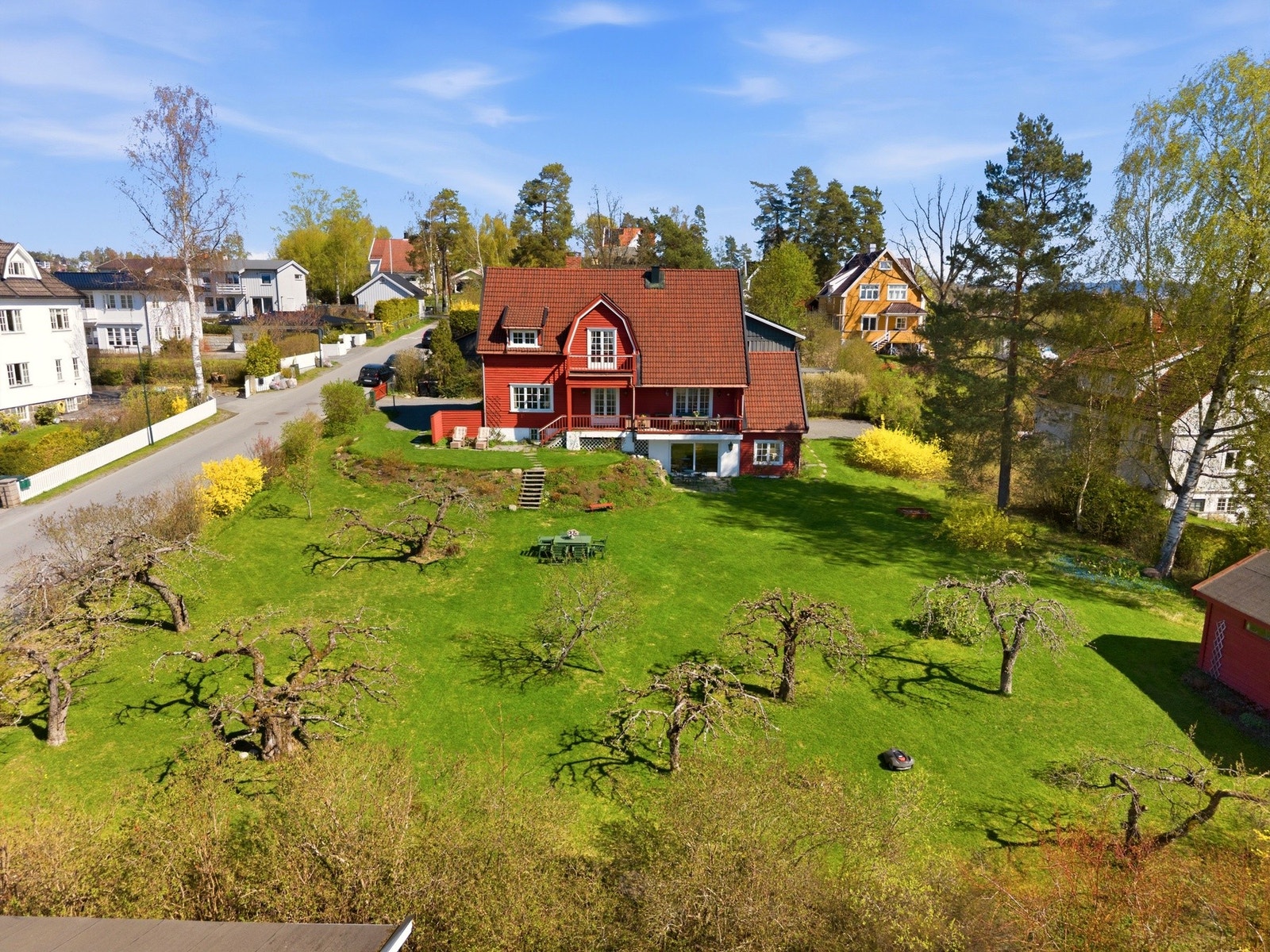 Tomten er på hele 1896 kvm og har massevis av boltreplass for både liten og stor. Galleribilde