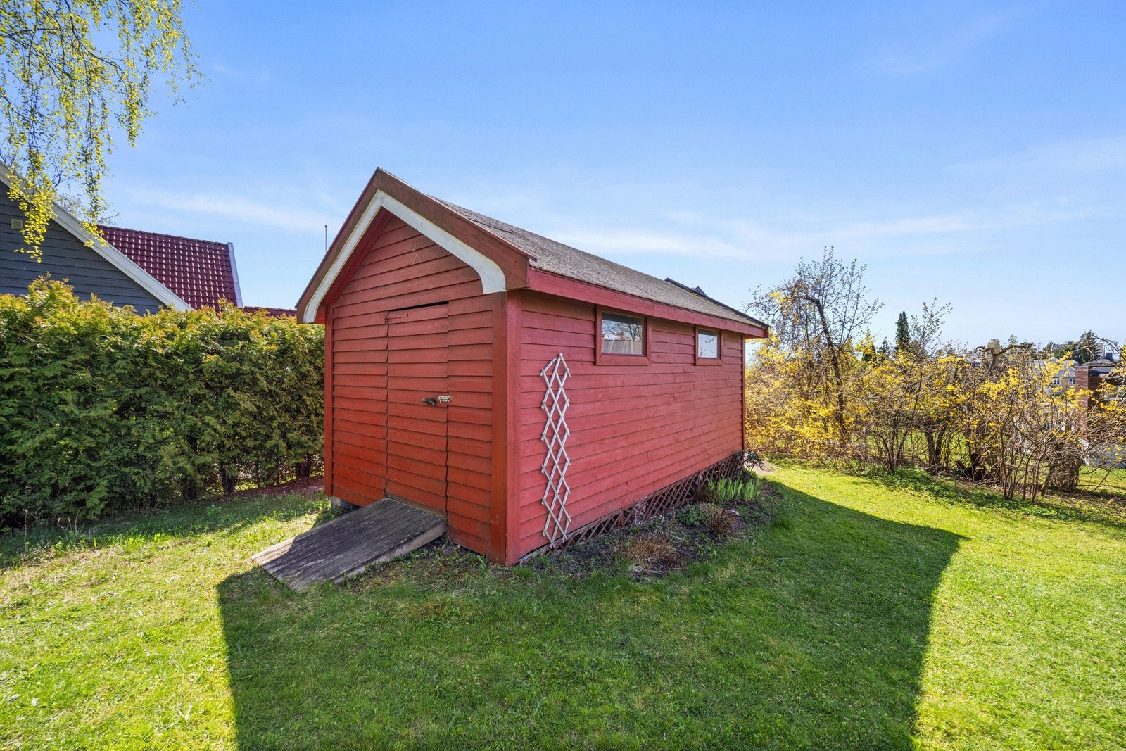 I hagen står det en redskapsbod. Perfekt for hageredskaper. Galleribilde