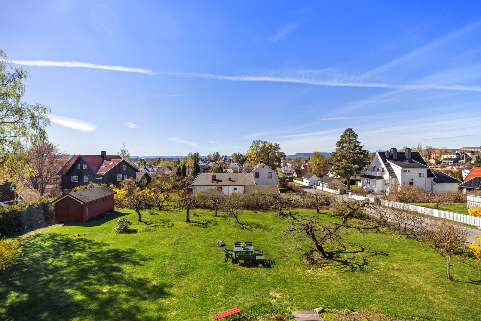 Balkongen har hyggelig utsikt over hagen. Galleribilde