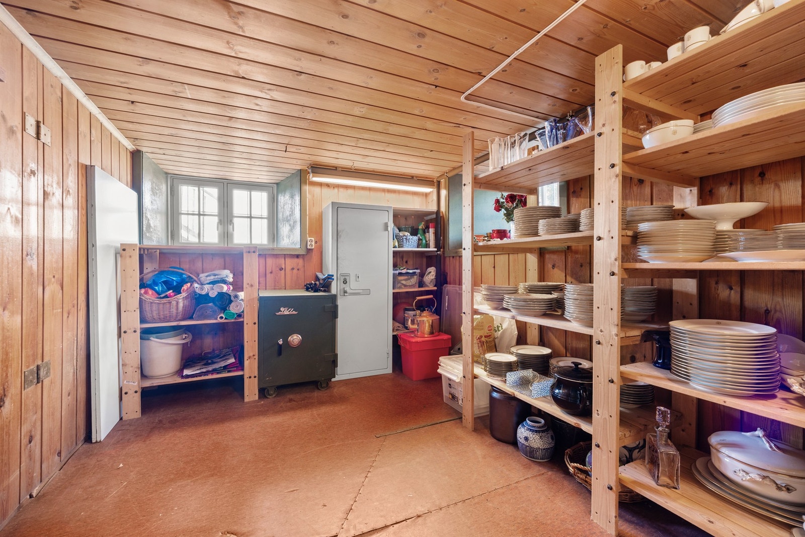 I tillegg er det et stort lagringsloft med adkomst fra trapperommet i 2. etasje. Galleribilde