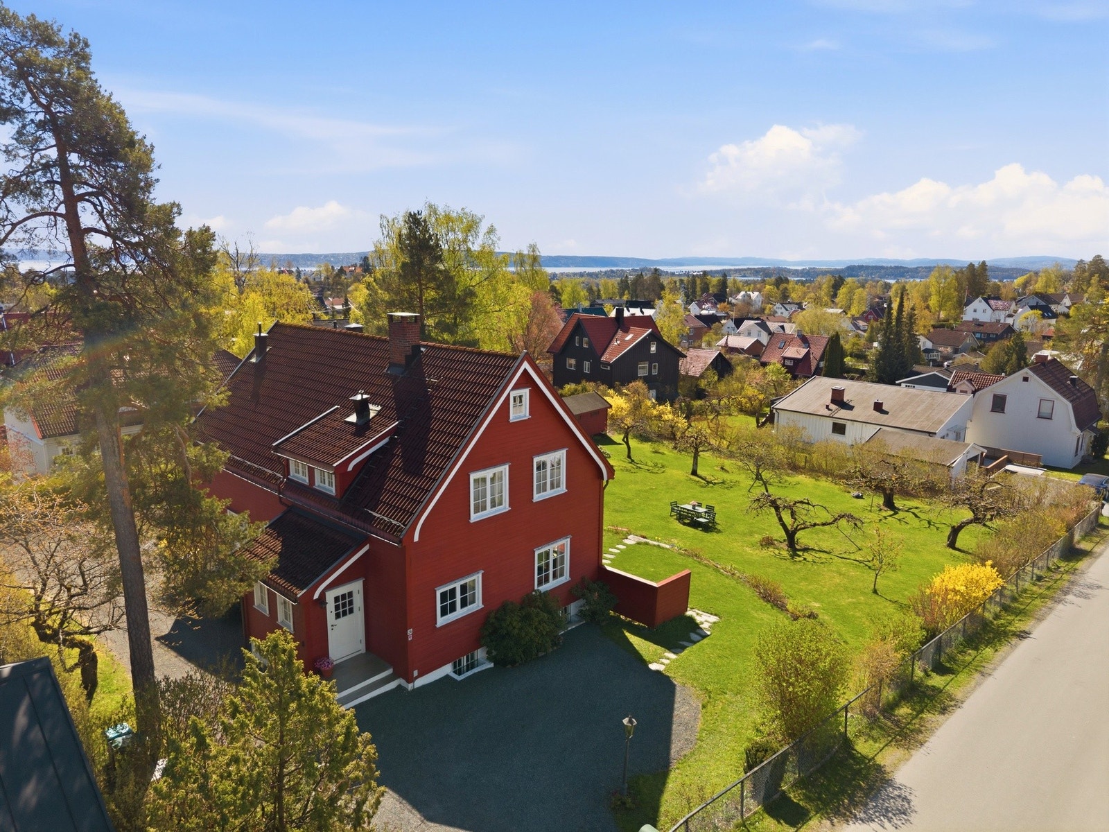 Eiendommen er gjerdet inn med gjerder og hekk, perfekt om familien har små barn eller hund. Galleribilde