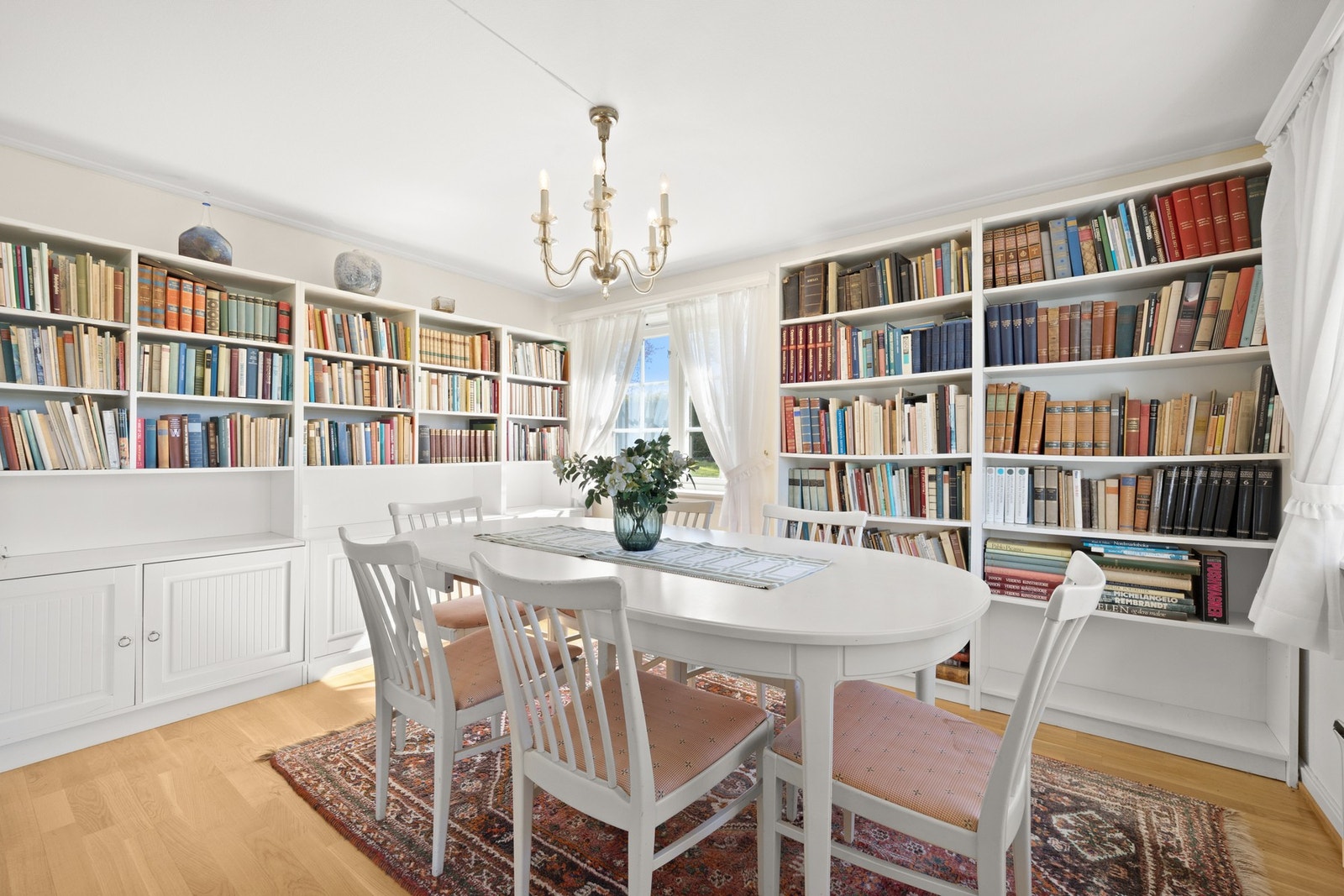 Hyggelig spisestue med god plass til langbord. Galleribilde