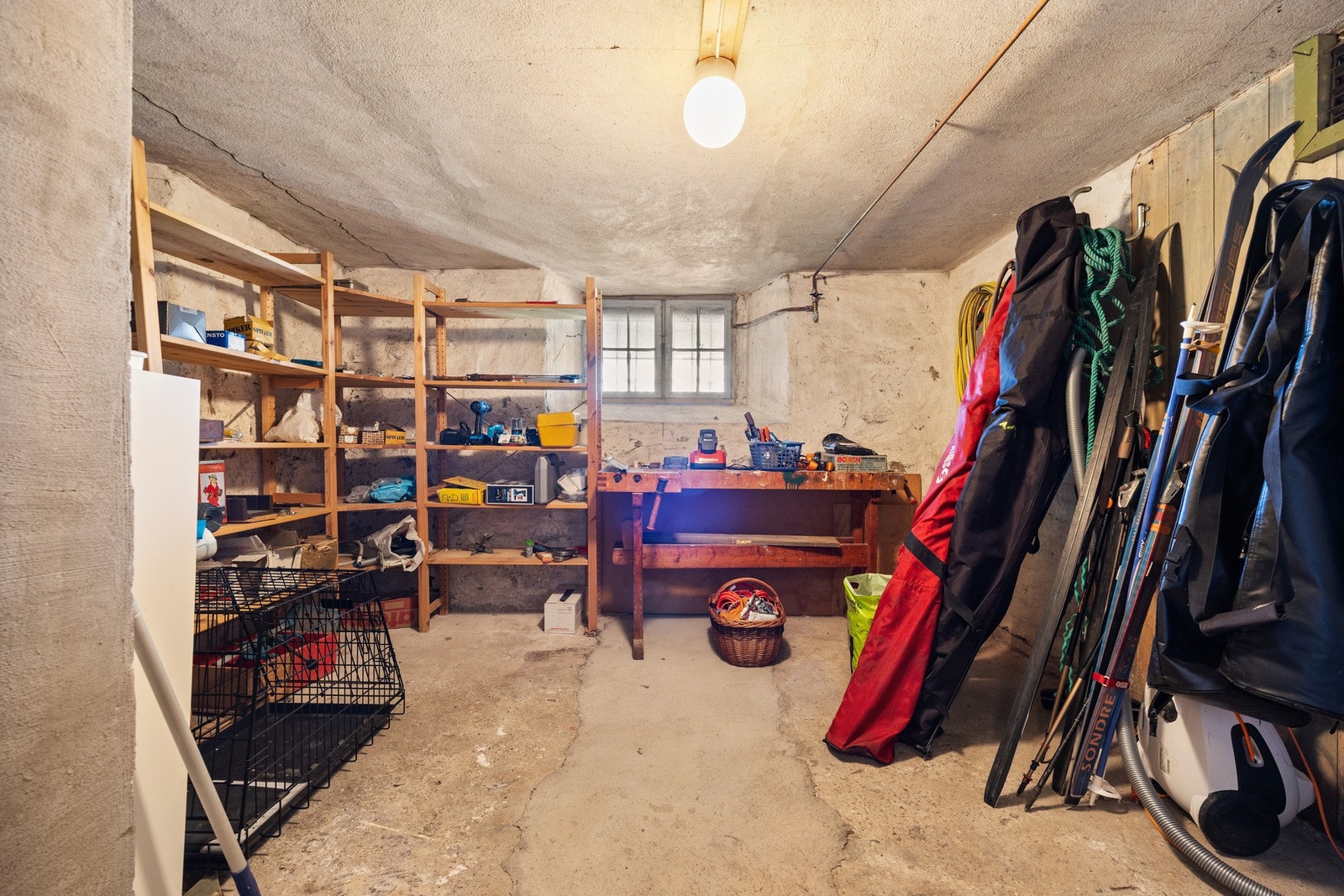 Kjelleren i hoveddelen har hele fem boder og godt med oppbevaringsplass. Galleribilde