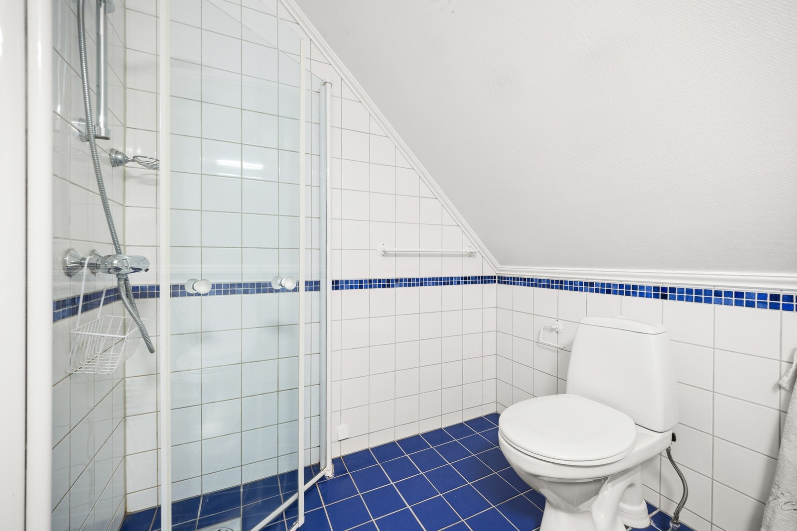 Begge badene er flislagte. Det er praktisk med to bad når alle skal ut av huset om morgenen. Galleribilde