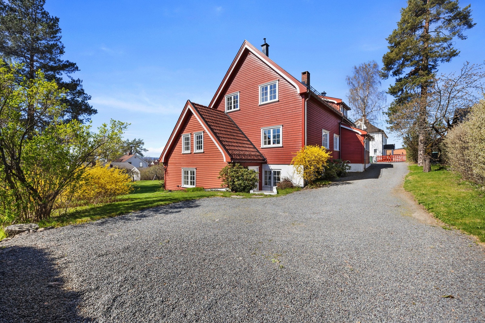 Det er stor gårdsplass med god plass til å parkere flere biler. Galleribilde