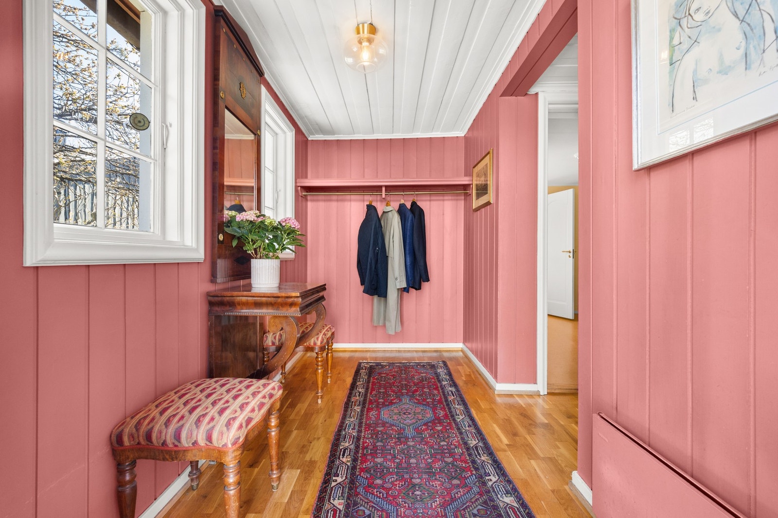 Velkommen inn! Det første som møter oss er en romslig entré med god plass til å både henge av seg ytterklær og ta imot gjester. Galleribilde