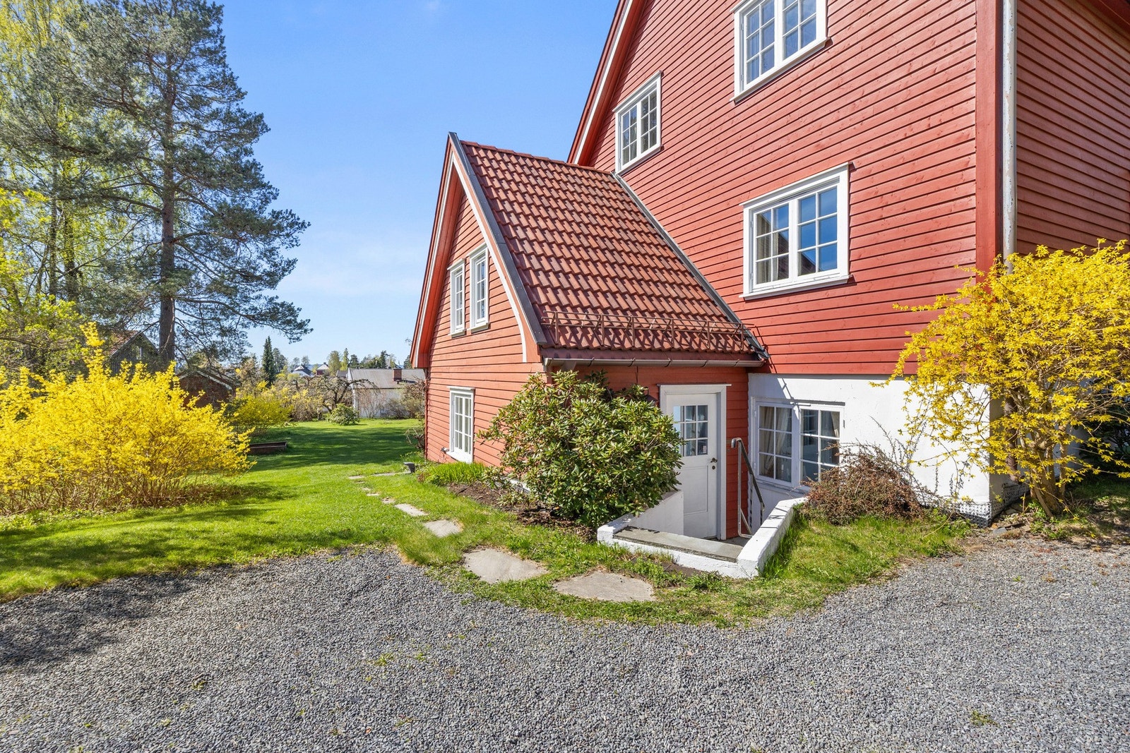 Utleiedelen har egen inngang på siden av boligen. Galleribilde
