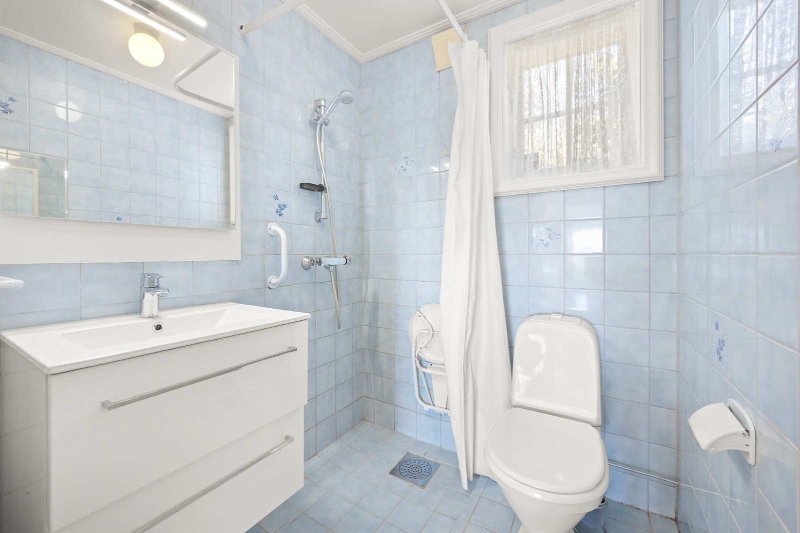 Badet i utleiedelen er innredet med dusjhjørne, toalett og servant med skuffer under. Galleribilde
