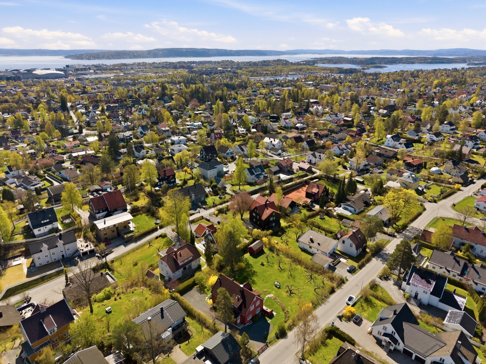 Eiendommen ligger i et meget veletablert og barnevennlig område med 750 meter til Stabekk barneskole og 650 meter til Ringstabekk ungdomsskole. Galleribilde