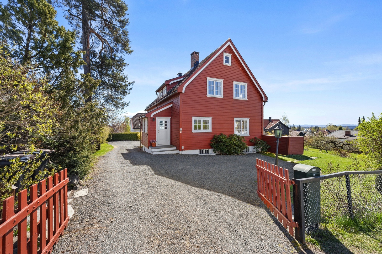 Hyggelig adkomst med port inn til gårdsplassen. Galleribilde