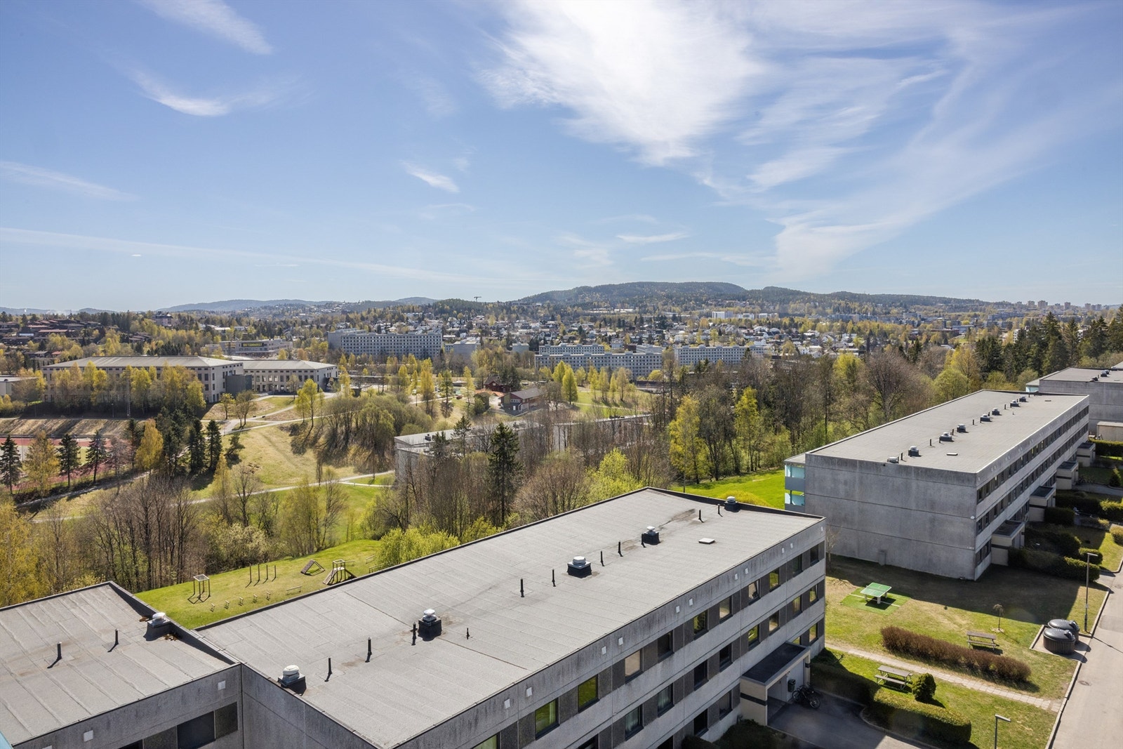 I nærområdet finner du et bredt utvalg av skoler, barnehager og servicetilbud, som Stovner Senter 11 minutter unna. Galleribilde